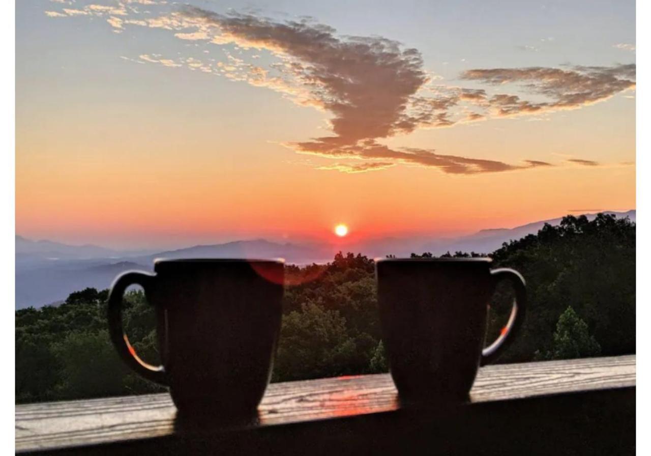 Sky High Views!!-Peak Mountaintop-Outdoor Pool-Close To Downtown-Private Balcony-Wifi-Cable Gatlinburg Exterior photo