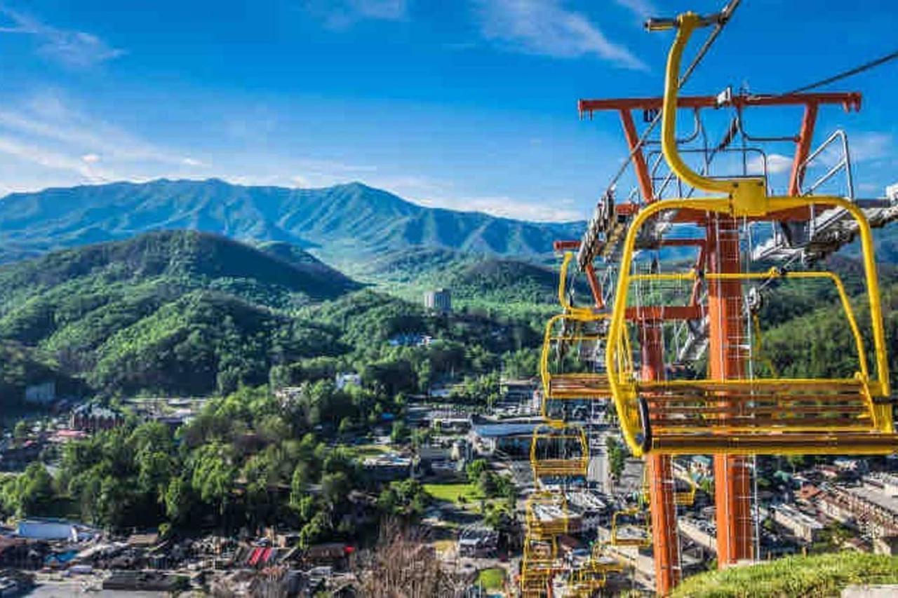 Sky High Views!!-Peak Mountaintop-Outdoor Pool-Close To Downtown-Private Balcony-Wifi-Cable Gatlinburg Exterior photo