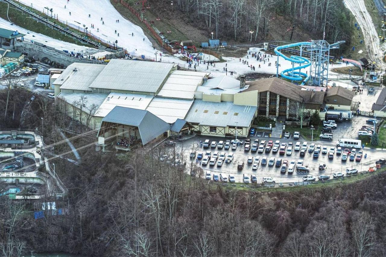Sky High Views!!-Peak Mountaintop-Outdoor Pool-Close To Downtown-Private Balcony-Wifi-Cable Gatlinburg Exterior photo