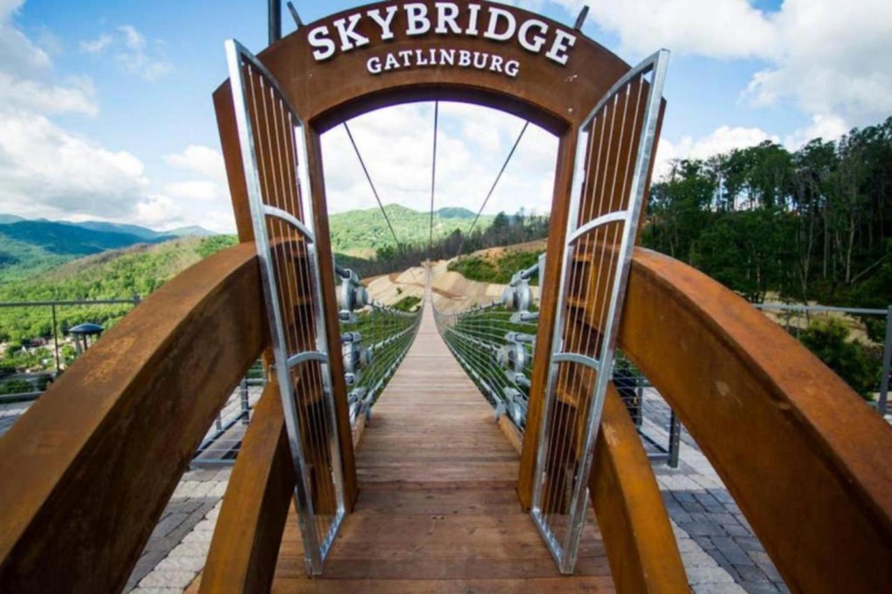 Sky High Views!!-Peak Mountaintop-Outdoor Pool-Close To Downtown-Private Balcony-Wifi-Cable Gatlinburg Exterior photo