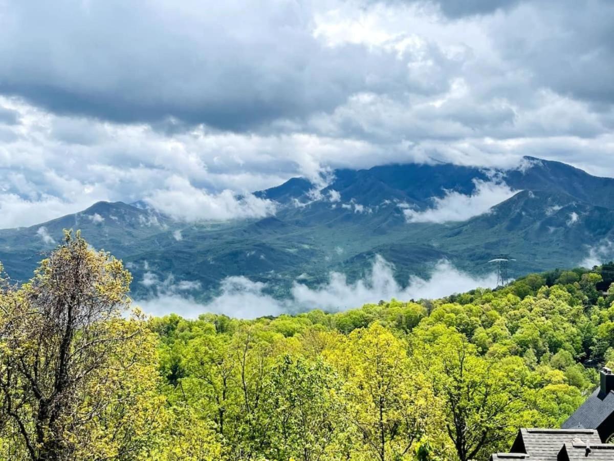 Sky High Views!!-Peak Mountaintop-Outdoor Pool-Close To Downtown-Private Balcony-Wifi-Cable Gatlinburg Exterior photo