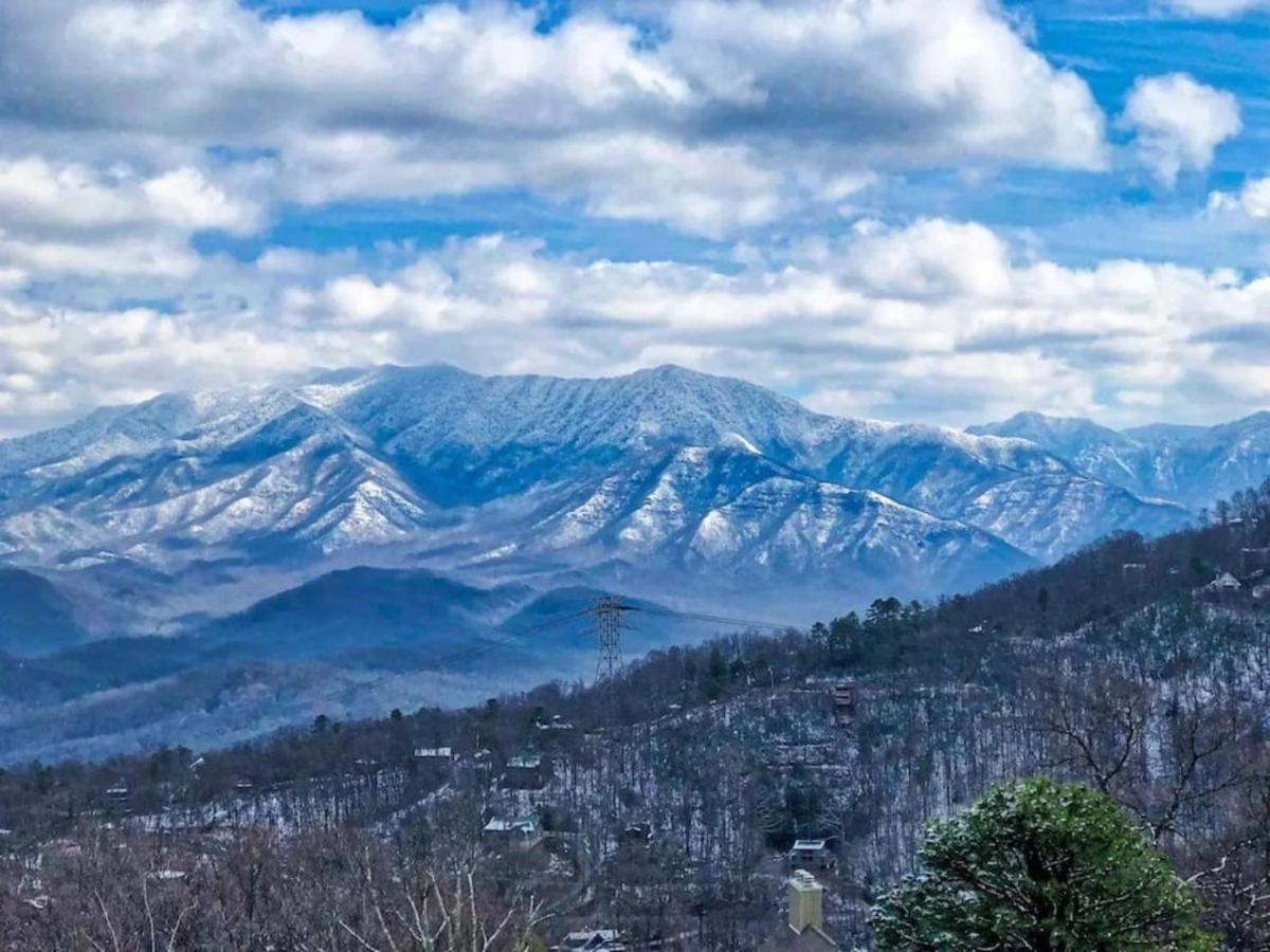 Sky High Views!!-Peak Mountaintop-Outdoor Pool-Close To Downtown-Private Balcony-Wifi-Cable Gatlinburg Exterior photo