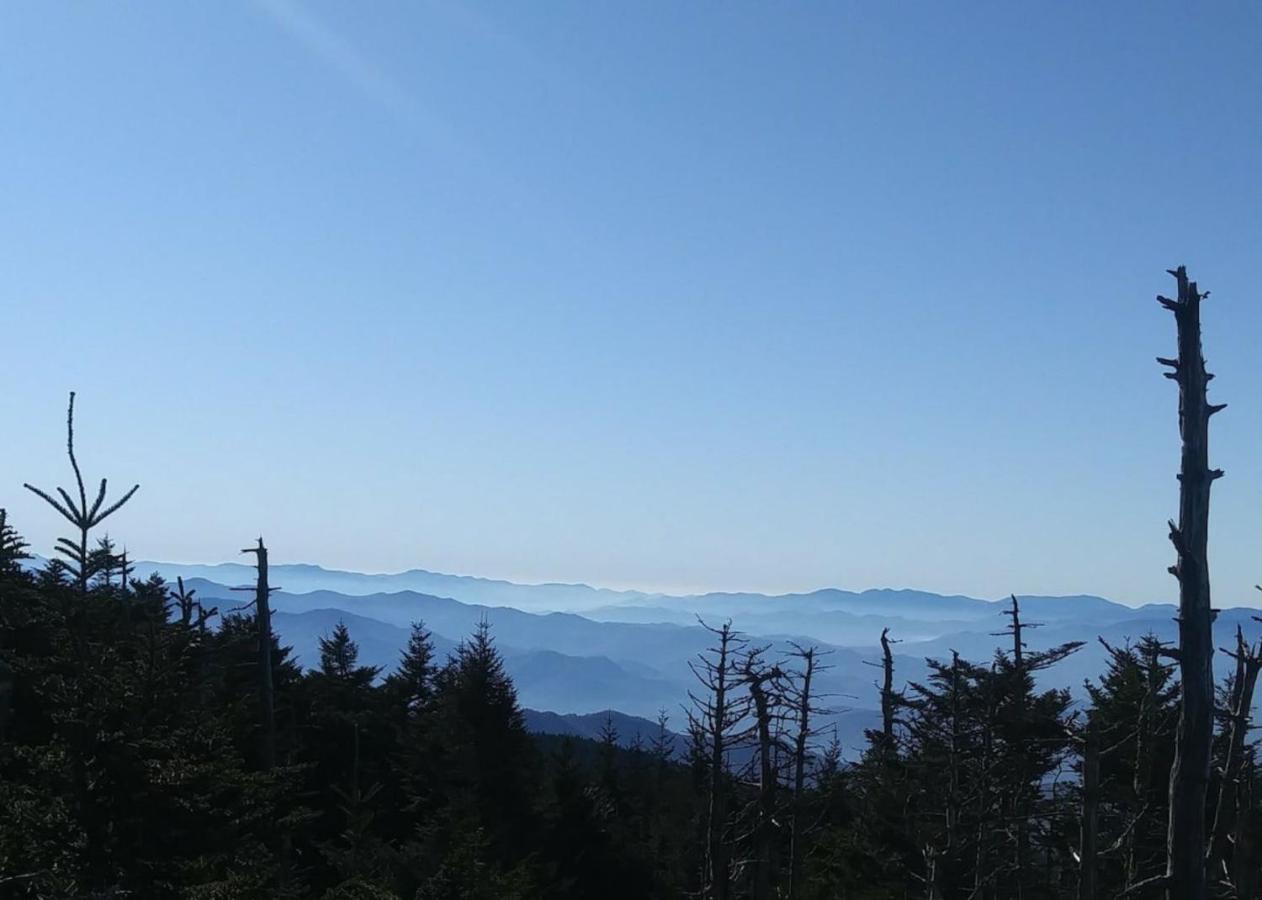 Sky High Views!!-Peak Mountaintop-Outdoor Pool-Close To Downtown-Private Balcony-Wifi-Cable Gatlinburg Exterior photo