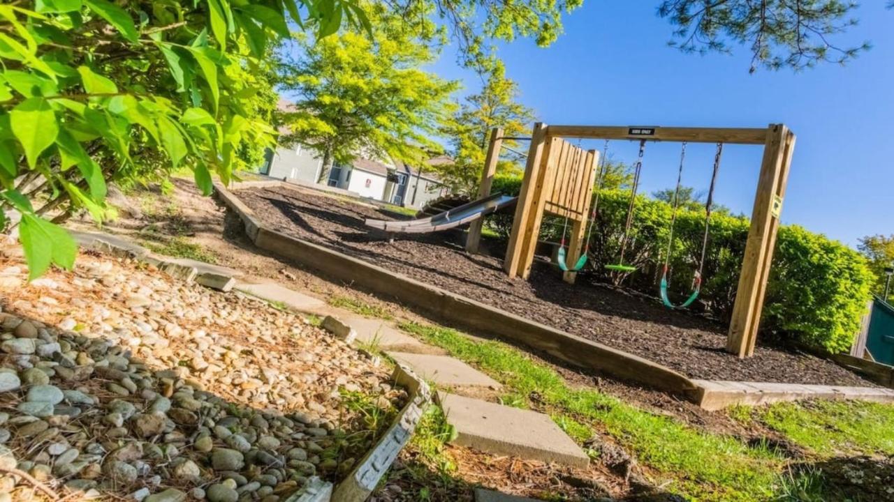 Sky High Views!!-Peak Mountaintop-Outdoor Pool-Close To Downtown-Private Balcony-Wifi-Cable Gatlinburg Exterior photo