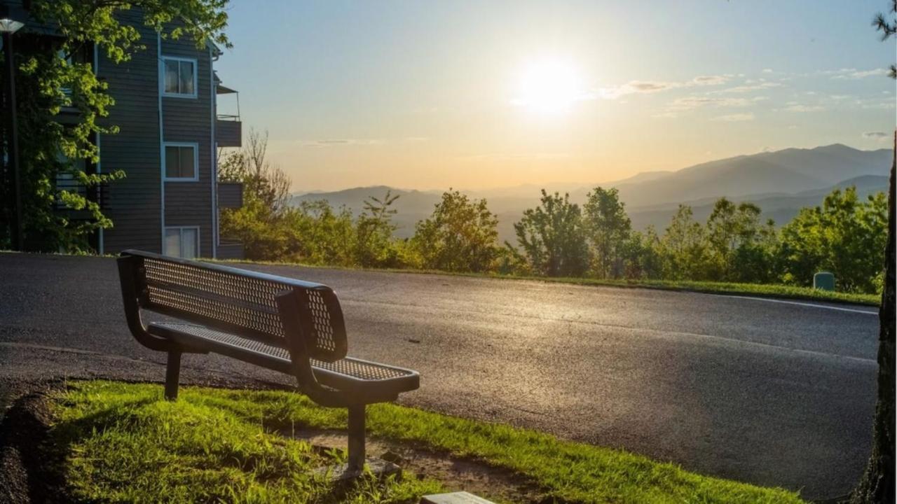 Sky High Views!!-Peak Mountaintop-Outdoor Pool-Close To Downtown-Private Balcony-Wifi-Cable Gatlinburg Exterior photo