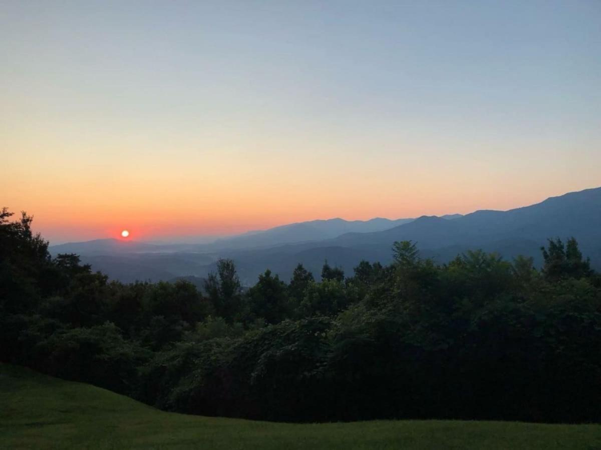 Sky High Views!!-Peak Mountaintop-Outdoor Pool-Close To Downtown-Private Balcony-Wifi-Cable Gatlinburg Exterior photo