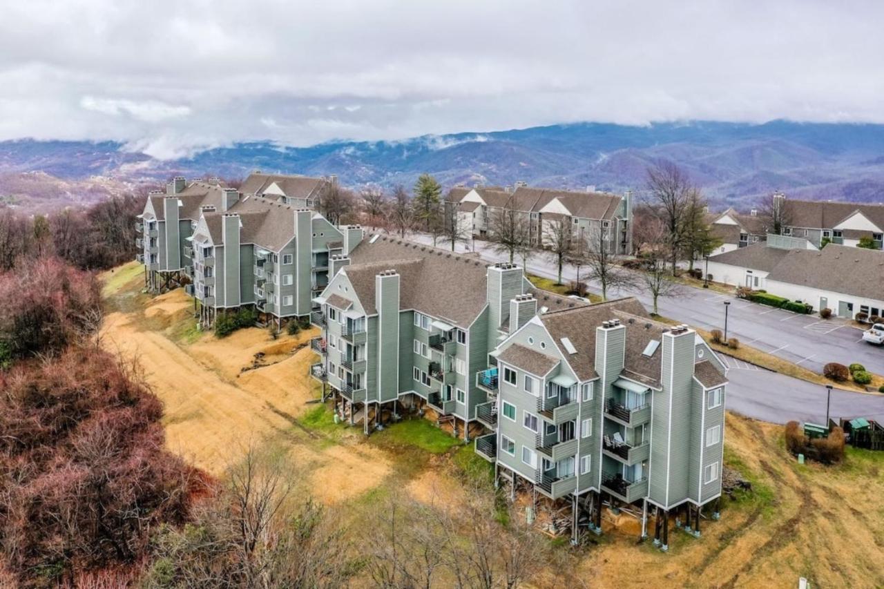 Sky High Views!!-Peak Mountaintop-Outdoor Pool-Close To Downtown-Private Balcony-Wifi-Cable Gatlinburg Exterior photo