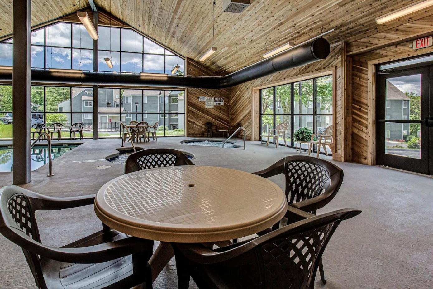 Sky High Views!!-Peak Mountaintop-Outdoor Pool-Close To Downtown-Private Balcony-Wifi-Cable Gatlinburg Exterior photo